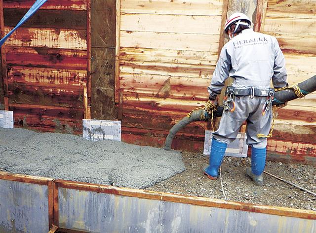 バイオ炭コンクリ ビル新築現場に初適用/CO2排出111%削減/清水建設